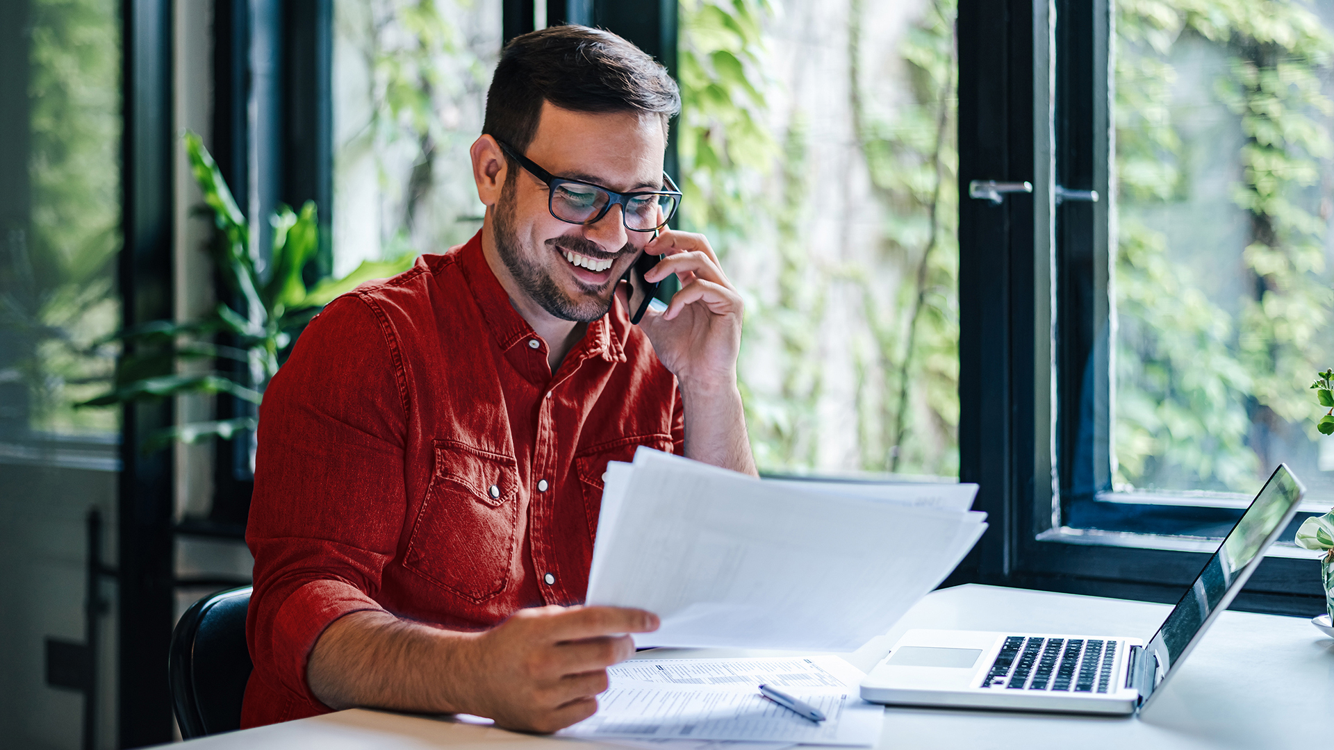 Profesional trabajando eficientemente desde casa