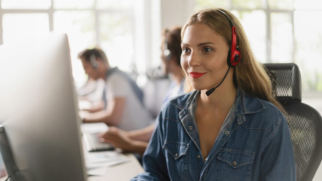 Equipo empresarial mejorando la fidelización de clientes mediante tecnología