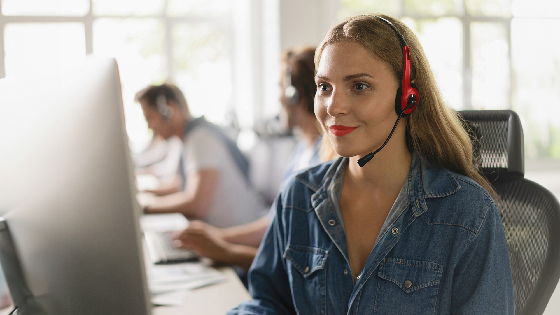 Equipo empresarial mejorando la fidelización de clientes mediante tecnología