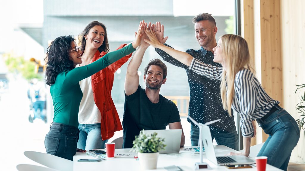 Personas mostrando señales de alta inteligencia emocional en el trabajo.